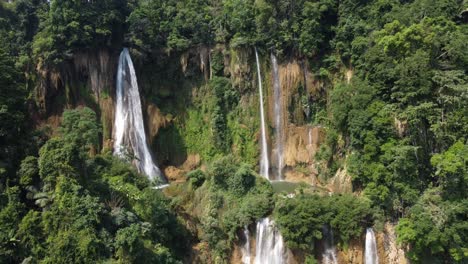 Eine-Rotierende-4k-drohnenaufnahme-Aus-Der-Luft-Des-Dschungels-Von-Umphang-Und-Des-Herausragenden-Thi-Lo-Su-wasserfalls,-Der-Sich-Tief-Im-Land-Des-Rucksackparadieses-Thailand-In-Südostasien-Befindet