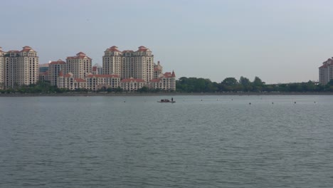 Team-dragon-boating-at-Kallang-Basin-in-Singapore