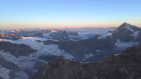 Vista-Aérea-De-Los-Escaladores-Que-Ascienden-Por-La-Cresta-De-Los-Leones-Hasta-El-Matterhorn