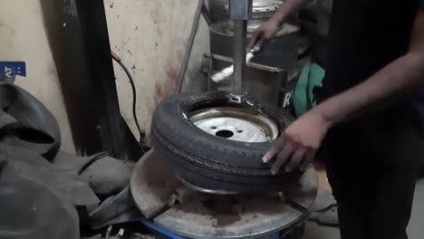 Técnico-Cambiando-Un-Neumático-En-El-Centro-De-Servicio-De-Neumáticos