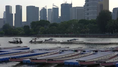 Drachenboote-Und-Motorboote-Am-Pier-Gegen-Die-Skyline-Von-Singapur