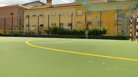 Cámara-Lenta-De-Un-Jugador-De-Tenis-Golpeando-La-Pelota-Durante-Un-Partido-De-Tenis-En-Portugal,-Lisboa