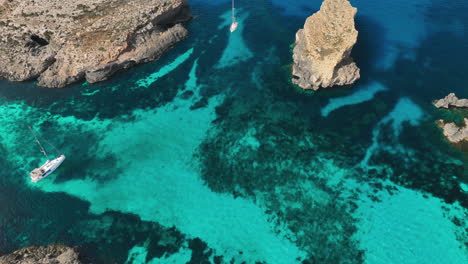 Aufnahmen-Einer-Drohne,-Die-über-Der-Kristalllagune-Auf-Der-Insel-Comino-In-Malta-Fliegt