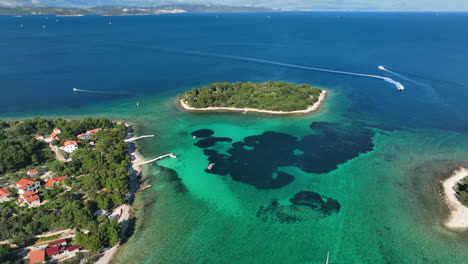 Imágenes-De-Drones-Sobre-La-Laguna-Azul-En-Croacia-Cerca-De-Trogir