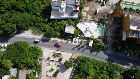 Eine-Luftaufnahme-Einer-Sauberen-Straße,-Auf-Der-Nur-Wenige-Autos-Auf-Der-Asphaltstraße-Der-Isla-Mujeres-In-Mexiko-Laufen