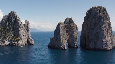 Antena-Baja-De-Espectaculares-Masas-De-Piedra-Caliza-En-La-Costa-De-Capri