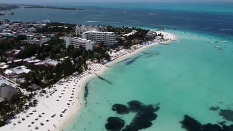 Eine-Drohnenaufnahme-Von-Norten-Beach-Auf-Der-Farbenfrohen-Insel-Isla-Mujeres-In-Der-Nähe-Von-Cancun-In-Mexiko