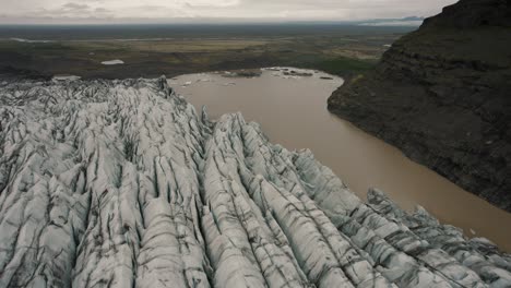 Drone-Volando-Sobre-Un-Gran-Glaciar-En-Islandia-Con-La-Cámara-Inclinada-Hacia-Abajo-4k