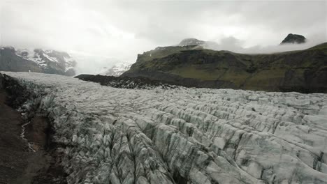 Drone-Volando-Hacia-Arriba-Y-Hacia-Un-Gran-Glaciar-En-Islandia-4k