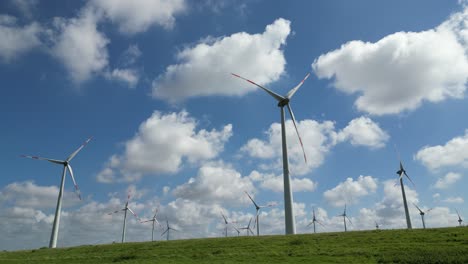 Windkraftanlagen-Drehen-Sich-Und-Erzeugen-An-Einem-Sonnigen-Tag-Saubere-Energie