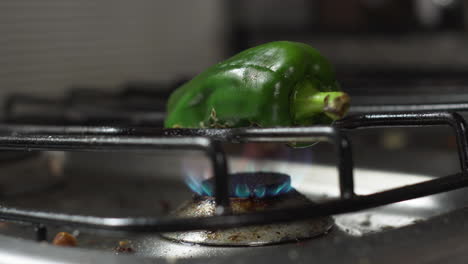 Grüne-Paprika,-Die-Bei-Schwacher-Hitze-Auf-Dem-Herd-In-Der-Küche-Röstet