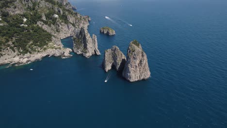 Icónicas-Pilas-De-Mar-En-La-Escarpada-Costa-De-Capri,-Bahía-De-Nápoles