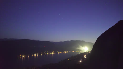 Plano-General-Mirando-Los-Fuegos-Artificiales-Iluminando-El-Cielo-Nocturno-Sobre-El-Lago-Donner-En-Truckee-California-Durante-La-Celebración-Del-4-De-Julio