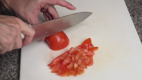 Hombre-Cortando-Tomate-Fresco-En-Trozos-En-El-Tablero