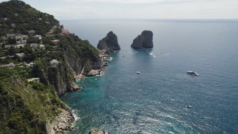 Picturesque-Faraglioni-and-rugged-coastline-in-Capri,-Italy