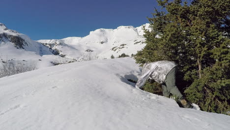 Ein-Naturfotograf-Bereitet-Sich-Auf-Ein-Winterfotoshooting-Vor,-Während-Er-In-Der-Wildnis-Von-Kodiak-Island,-Alaska,-Eine-Schneetarnung-Trägt