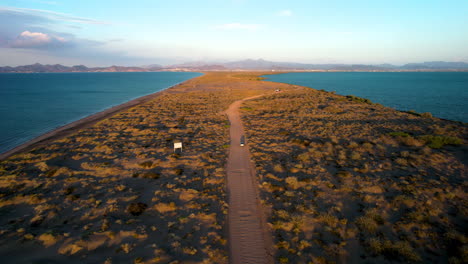 Drohnenaufnahme-Eines-Autos,-Das-Die-Dünen-Von-Mogote-In-Baja-California-Sur-Mexico-überquert