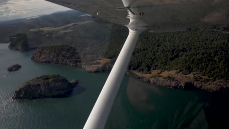 Malerische-Landschaft-Der-Inseln-Von-San-Juan-Im-Staat-Washington-Vom-Flugzeugfenster-Aus-Gesehen