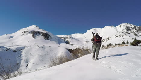 Un-Fotógrafo-De-Naturaleza-Y-Vida-Silvestre-Sube-Con-Raquetas-De-Nieve-A-Las-Montañas-Cubiertas-De-Nieve-De-La-Isla-De-Kodiak,-Alaska,-En-Preparación-Para-Una-Sesión-De-Fotos-De-Invierno