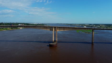Lange-Balkenbrücke-Mit-Viel-Verkehr-über-Eine-Riesige-Wassermasse,-Luftbild