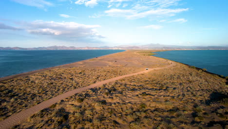 Toma-De-Drones-Del-Camino-De-Tierra-Que-Conduce-Al-área-De-Sandboarding-En-Las-Dunas-De-Mogote-En-Baja-California-Sur-Mexico