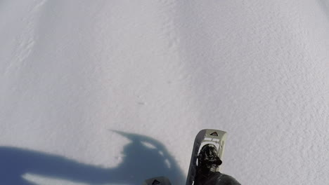Un-Excursionista-De-Invierno-Subiendo-Con-Raquetas-De-Nieve-A-Las-Colinas-Y-Montañas-Cubiertas-De-Nieve-De-La-Isla-De-Kodiak,-Alaska