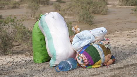 Lebensmittelsäcke-Und-Decken-Am-Straßenrand-In-Belutschistan