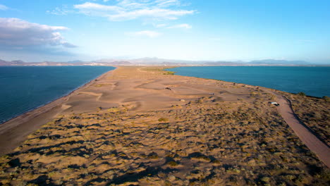 Orbitale-Drohnenaufnahme-Der-Unbefestigten-Straße,-Die-Zum-Sandboarding-Bereich-In-Den-Dünen-Von-Mogote-In-Baja-California-Sur-Mexico-Führt