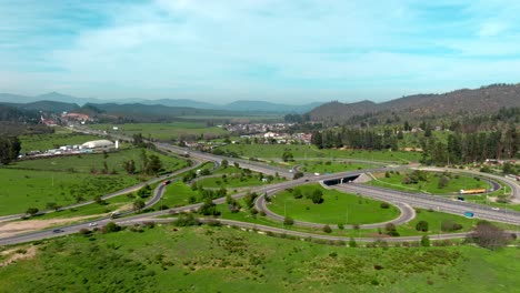 Vista-Aerea-Carretera-68-Chile-Campo-Verde-Cesped-Carros-Montana-Hermoso-Dia
