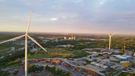 Luftaufnahme-Von-Windmühlen,-Die-Während-Eines-Sonnenuntergangs-Auf-Rhode-Island-Strom-Erzeugen