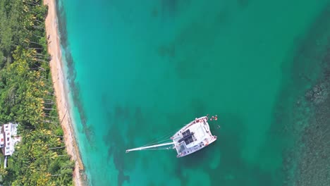Toma-Vertical-Aérea-De-Catamarán-De-Lujo-En-El-Mar-Caribe-En-Playa-Bonita-En-Verano