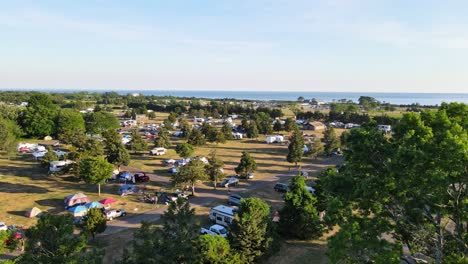 Wohnmobile-Und-Wohnmobile,-Die-Auf-Einem-Campingplatz-Namens-Hammonasset-State-Park-In-Connecticut-Mit-Blick-Auf-Den-Atlantik-Stationiert-Sind