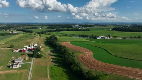 Fields-make-patterns-in-Lancaster-County-Pennsylvania-farmland-in-summer