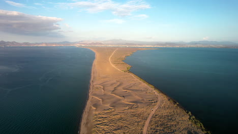 Orbitale-Drohnenaufnahme-Der-Straße,-Die-Zum-Sandboarding-Bereich-In-Den-Dünen-Von-Mogote-In-Baja-California-Sur-Mexico-Führt