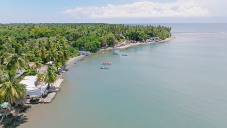 Luftaufnahme-Der-Tropischen-Küste,-Mit-Strand-Und-Booten-Im-Sommer---San-Cristobal,-Dominikanische-Republik