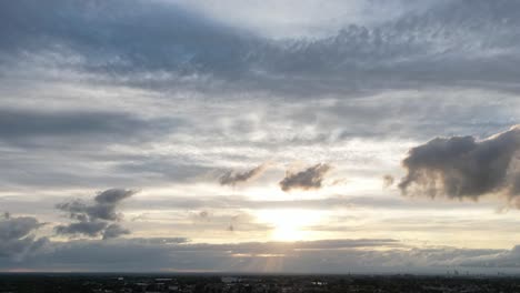 Ein-Hyperlapse-Von-Schnell-Rollenden-Gewitterwolken-Während-Eines-Sonnenuntergangs