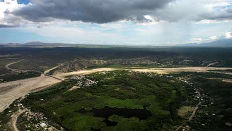 Toma-De-Drones-Del-Lago-Central-Y-Plantaciones-De-Palmeras-Dentro-De-Un-Oasis-En-Baja-California-Sur-Cerca-De-Los-Cabos-México-Durante-Una-Tormenta