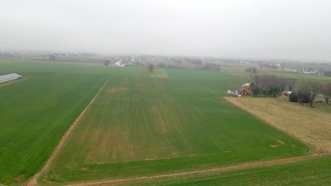 Una-Toma-De-Drones-De-Tierras-De-Cultivo-En-Pensilvania-En-Una-Mañana-Nublada-Y-Sombría