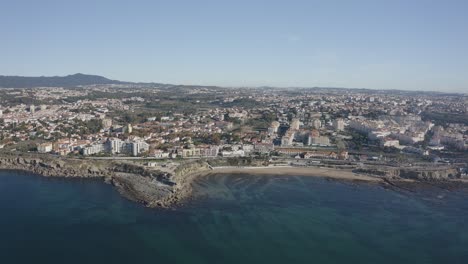 Playa-De-Sao-Pedro-Do-Estoril-Junto-Al-Mar-Azul-En-Calma-En-Estoril,-Cascais,-Portugal