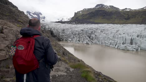 Island-Gletscher-Mit-Mann-Und-Gimbal-Video,-Das-In-Zeitlupe-Vorbeigeht