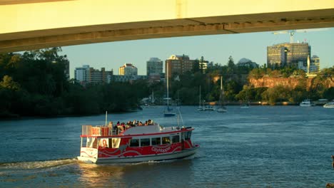 Cityhopper-Fähre,-Die-Bei-Sonnenuntergang-Im-Brisbane-River-In-Brisbane,-Queensland,-Australien-Kreuzt