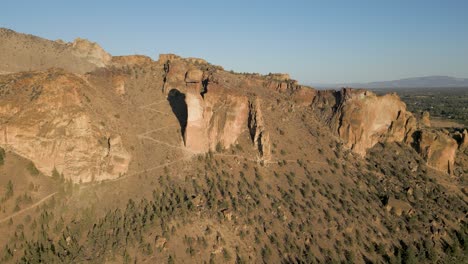 Aerial-view-approaching-Monkey-Face-at-Smith-Rock