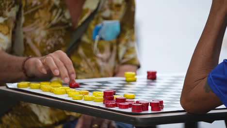 Playing-checkers-game-in-Singapore-cloesup