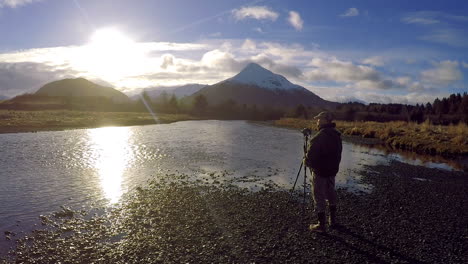 Ein-Tier--Und-Naturfotograf-Bereitet-Sich-Für-Ein-Fotoshooting-Entlang-Eines-Flusses-Und-Der-Berge-Der-Kodiak-insel-Alaska-Vor