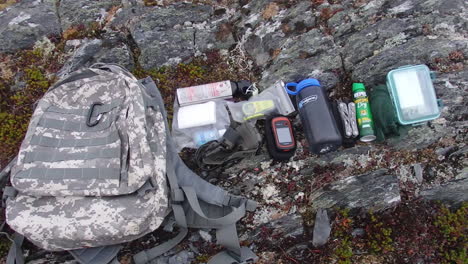Eine-Nahaufnahme-Eines-Rucksacks-Und-Wandernder-Camping-überlebensausrüstung-Und-Bedarfsvorräte-Auf-Kodiak-Island-Alaska