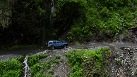 Geländewagen,-Der-Auf-Dem-Abano-Pass-Fährt-Und-An-Einem-Wasserfall-In-Georgia-Vorbeifährt