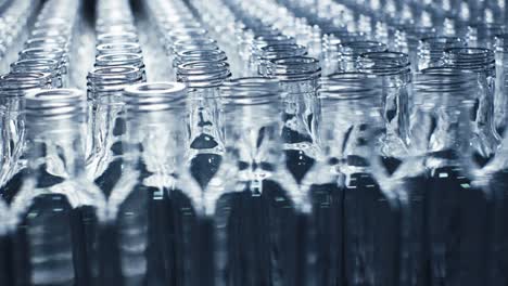 Botellas-Vacías-En-Una-Línea-De-Fábrica