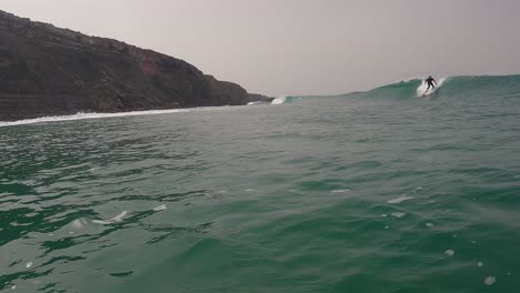 Surfer-Surfen-Mit-Power-Ocean-Wave-An-Der-Küste-Von-Ericeira,-Portugal