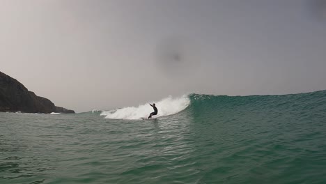 Impresionante-Surfista-Masculino-Monta-Una-Hermosa-Ola-De-Barril-Esmeralda-En-Un-Día-Perfecto-Para-Surfear-En-Un-Día-Soleado