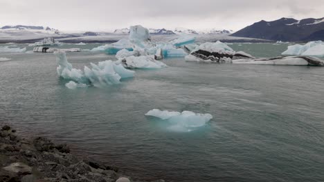 Laguna-Glaciar-En-Islandia-Con-Un-Trozo-De-Hielo-Flotando